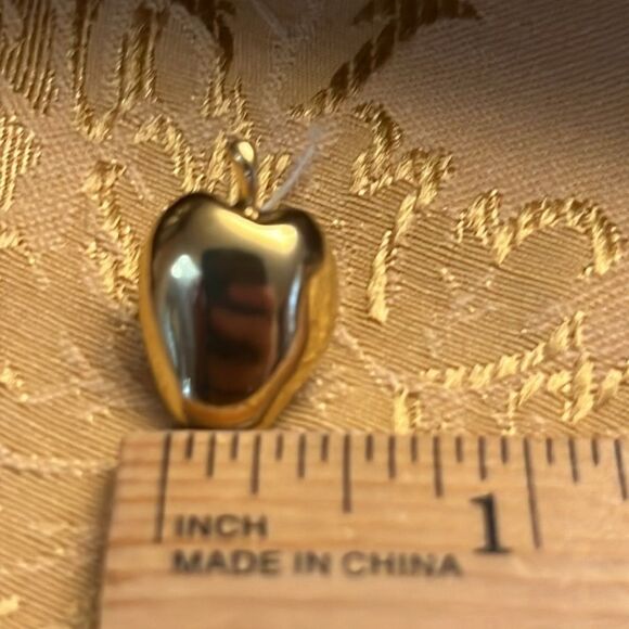 VINTAGE GOLD TONE APPLE LAPEL PIN - Picture 3 of 4